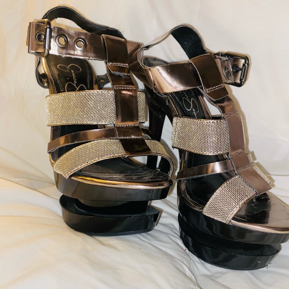Beautiful high heels silver with back